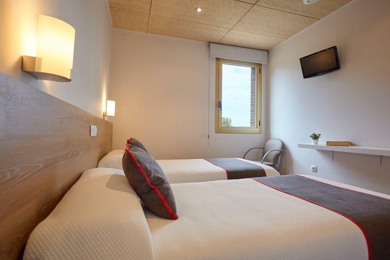 โอโย โอสตัล โนบาดิส-ใหม่ Hotel แซร์เบรา ภายนอก รูปภาพ