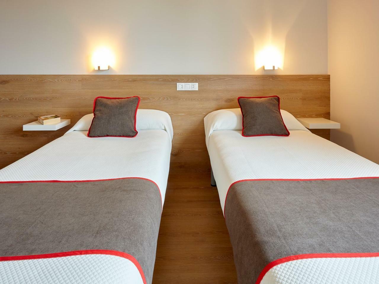 โอโย โอสตัล โนบาดิส-ใหม่ Hotel แซร์เบรา ภายนอก รูปภาพ